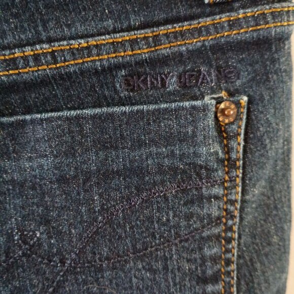 DKNY Women's Mid Rise Capri Jeans Size 10 Stretch Blue Denim Excellent - Picture 4 of 8